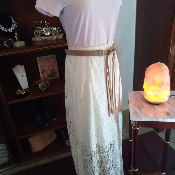 White, lined, Lace Skirt, w/belt. Sz L - Picture 3 of 11